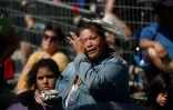 Une Améridienne essuie ses larmes lors de la célébration d'une messe de réconciliation par le pape François à Sainte-Anne-de-Beaupré, le 28 juillet 2022 au Québec