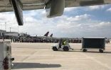 Des passagers rassemblés sur le tarmac de l'aéroport de Fort Lauderdale, en Floride, le 6 janvier 2017, théâtre d'une fusillade qui a fait cinq morts