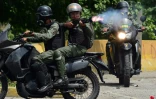 La police anti-émeute tire des grenades lacrymogènes en direction de manifestants tenant de se diriger vers le siège de la Cour suprême du Venezuela, à Caracas, le 22 juillet 2017
