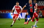 Kylian Mbappe avec le ballon lors du match de L1 perdu 2-0 contre Monaco au Parc des Princes à Paris le 21 février 2021