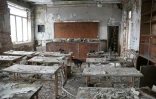 Une salle de classe dévastée par des combats près de la ligne de front avec les séparatistes pro-russes, dans le village de Peski, dans la région de Donetsk en Ukraine, le 25 janvier 2022.