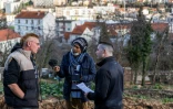 Siroz Ahmed (C) et Benjamin Bony (R) réalisent une intreview de Laurent Rohr (L), gérant d'une ferme urbaine à Clermont-Ferrand, pour la radio "Le Chantier", le 5 janvier 2022