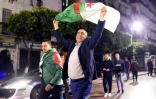 Des Algériens célèbrent la démission du président Abdelaziz Bouteflika, dans les rues d'Alger le 2 avril 2019