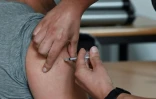 Un homme se fait vacciner contre le Covid-19 le 30 juillet 2021 à Lille