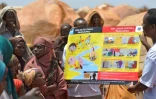 Des travailleurs humanitaires expliquent aux familles déplacées quelques règles d'hygiène au camp de Baidoa, le 14 mars 2017 dans le sud-ouest de la Somalie