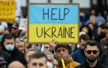Un manifestant brandit une pancarte proclamant "Aidez l'Ukraine" lors d'un rassemblement à Barcelone le 6 mars 2022