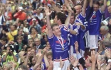 Les Bleus (Didier Deschamps au premier plan) victorieux au Stade de France, le 12 juillet 1998