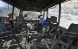 Un bus calciné où une douzaine de personnes ont péri après avoir été piégées par les flammes, le 18 août 2022 à El Kala, en Algérie