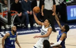 Desmond Bane des Memphis Grizzlies s'apprête à marque contre les Minnesota Timberwolves en quart de finale de Conférence en NBA le 29 avril 2022 au Target Center à Minneapolis
