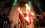 Des hommes mettent feu à un drapeau turc et un drapeau de l'Azerbaïdjan à Erevan, en Arménie, le 23 avril 2021