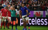 Le deuxième ligne du XV de France Sébastien Vahaamahina reçoit un carton rouge lors du match contre les Gallois en quarts de finale du Mondial, le 20 octobre 2019 à Oita