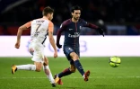 L'attaquant du PSG Javier Pastore (d) passe le ballon lors du match face à Montpellier au Parc des Princes, le 27 janvier 2018