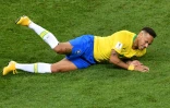 L'attaquant brésilien Neymar tombe à terre lors du quart face aux Belges, à Kazan, le 6 juillet 2018