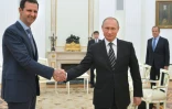 Le président russe Vladimir Poutine (d), serre la main du président syrien Bachar al-Assad, lors d'une réunion au Kremlin à Moscou, le 20 octobre 2015