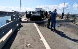 Image tirée d'une vidéo montrant des enquêteurs russes sur le pont de Crimée endommagé après une attaque de drones navals par les forces ukrainiennes, le 17 juillet 2023