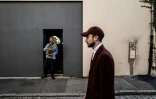 Un musicien avec son tuba sur le seuil de sa porte, Ă Lyon, le 14 avril 2020