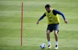 Le défenseur de l'équipe de France Adil Rami contrôle le ballon lors d'une séance d'entraînement à Clairefontaine, le 25 mai 206