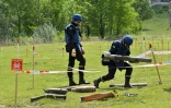 Des démineurs ukrainiens en action dans le village de Horenka, près de Kiev, le 27 mai 2022