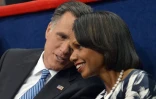 L'ancienne secrétaire d'Etat Condoleezza Rice parle avec le candidat républicain à la Maison Blanche Mitt Romney, à la convention de Tampa, le 28 août 2012