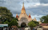 Des visiteurs au temple d'Ananda, Ă Bagan, le 7 juillet 2024 en Birmanie