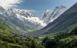 Vue depuis la commune de Ferden d'un énorme glissement de terrain, près du village de Wiler, le 29 mai 2025, au lendemain de l'effondrement du glacier du Birch qui a détruit la quasi totalité du village de Blatten, dans les Alpes suisses