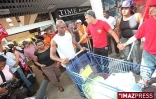 Jeudi 5 mars 2009 : Les militants du COSPAR ont vidé le centre commercial Carrefour de ses clients