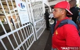 Jeudi 5 mars 2009 : Les militants du COSPAR ont vidé le centre commercial Carrefour de ses clients