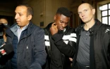 Le défenseur ivoirien du PSG Serge Aurier (c), le 26 septembre 2016 au Palais de justice de Paris