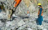 Un mineur se tient à côté d'un brise-roche dans un gisement de néphrite dans la montagne de Goshta, dans l'est de l'Afghanistan, le 18 janvier 2025 