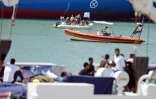 Quelques personnes viennent soutenir les migrants bloqués sur le Diciotti, bateau des garde-côtes italiens, le 23 août 2018