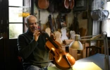 Joaquim Capela répare un violon le 15 février 2018 dans son atelier au Portugal