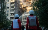 Des pompiers tentent d'éteindre l'incendie d'un immeuble résidentiel endommagé par des des frappes russes le 7 septembre 2025.