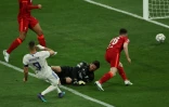 L'attaquant du Real Madrid Karim Benzema marque un but face à Liverpool, finalement refusé après visionnage de la VAR, lors de la finale de la Coupe d'Europe, le 28 mai 2022 au Stade de France à Saint-Denis
