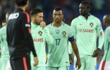 L'attaquant du Portugal Eder (d) quitte la pelouse du stade de Bâle avec ses équipiers après le match face à la Suisse en qualifs pour le Mondial-2018, le 6 septembre 2016