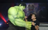 Le super-héros Hulk (g) et l'acteur américain Lou Ferrigno qui l'a interprété, le 8 juillet 2017 à Los Angeles