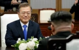 Moon Jae-in (d) parle avec Kim Jong Un (de dos) pendant le sommet intercoréen, le 27 avril 2018 à Panmunjom