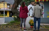 Des personnes venues se recueillir à l'endroit où le candidat à la présidence Miguel Uribe a été mortellement blessé dans le quartier Modelia de Bogota, le 11 août 2025