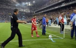 Le milieu de terrain de Lyon Mathieu Valbuena protégé des projectiles avant d'aller tirer un corner face à l'OM, le 20 septembre 2015 au Vélodrome