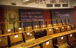Photo d'un amphithéâtre du site de Tolbiac de l'université Panthéon-Sorbonne occupé par des étudiants le 11 avril 2018