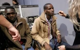 Des demandeurs d'asile se préparent à délifer sur le podium du salon Pitti Uomo le 14 janvier 2016 à Florence