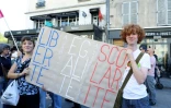 Des lycéens tiennent une pancarte portant l'inscription "Liberté, Égalité, Scolarité" aux couleurs du drapeau français, lors d'un rassemblement organisé à Saint-Denis, en Seine-Saint-Denis, le 4 octobre 2026