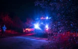 Un véhicule de pompier près du site où des migrants ont été retrouvés morts dans un camion, le 27 juin 2022 à San Antonio, au Texas