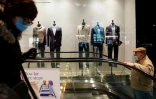 Une variété de tenues pour hommes plus ou moins décontractées dans la vitrine d'un magasin d'un centre commercial de Columbus Circle, à New York, le 15 février 2021