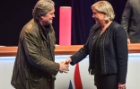 Poignée de mains entre l'ex-conseiller de Donald Trump, Steve Bannon et la présidente du FN Marine Le Pen lors du 16e congrès du parti, le 10 mars 2018 à Lille 