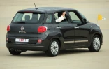 Assis à l'arrière de la Fiat, le pape François salue à son arrivée aux Etats-Unis le 22 septembre 2015 à Andrews Air Force Base