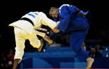 Le judoka japonais Yuki Kato (à droite) et le Français Armindo Rodrigues lors des épreuves de judo des Jeux paralympiques de Paris le 6 septembre 2024.