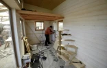 Une "Tiny House" en construction le 15 mars 2016 à Poilley dans le nord de la France