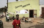 Un homme porte un t-shirt du Mouvement populaire pour la libération de l'Angola (MPLA) à Luanda, le 21 août 2022