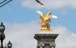 Un homme plonge du pont Alexandre III, le 23 juin 2017 à Paris