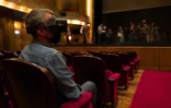 Des spectateurs assistent en réalité virtuelle à une répétition de "Toulouse-Lautrec", nouveau ballet de Kader Belarbi, au théâtre du Capitole à Toulouse, le 14 octobre 2021